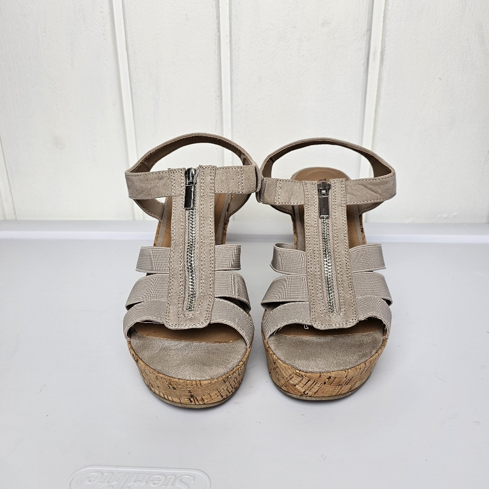 Torrid Plus Size Stretch Front Zip Front Wedge Beige Size 7.5 WW - Picture 3 of 10